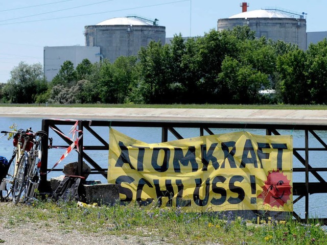 Protestbanner gegen Atomkraft vor dem AKW Fessenheim.  | Foto: dapd