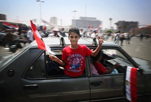 Autokorso auf dem Tahrir-Platz in Kair...Aus></ZAM-BlindTextAus>ohammed Mursi.   | Foto: dapd