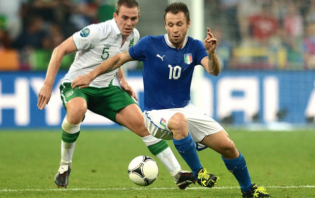 Der Italiener Antonio Cassano (rechts) setzt sich gegen Richard Dunne durch.   | Foto: AFP