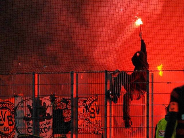 Bengalische Feuer kosten einige Verein...ren sich gegen Strafen.   (Symbolbild)  | Foto: dpa