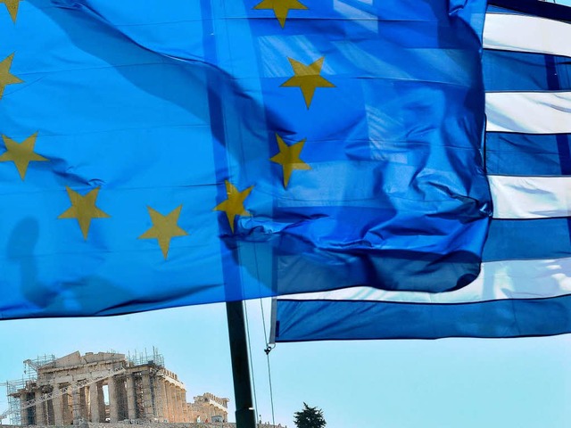 Die Flaggen Europas und Griechenlands wehen vor der Akropolis in Athen.   | Foto: AFP