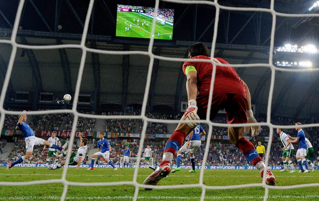 Das Spiel aus der Perspektive von Italiens Torwart Buffon.