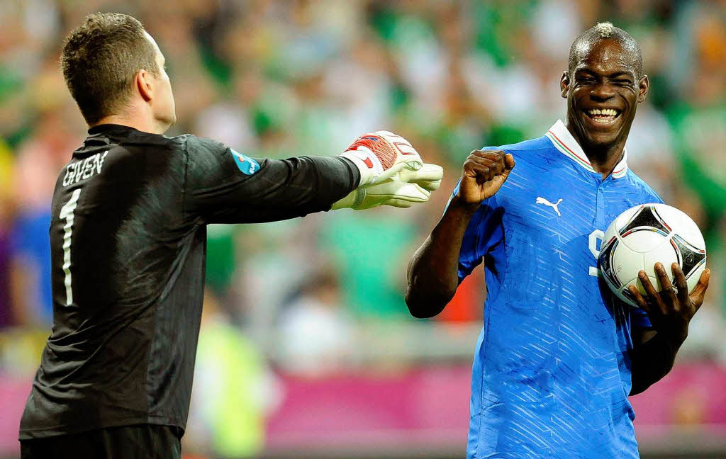 Mario Balotelli macht ein Spchen mit Irlands Keeper Given.