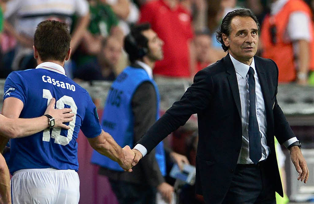 Shakehands zwischen Italiens Nationalcoach Prandelli (r.) und Antonio Cassano.