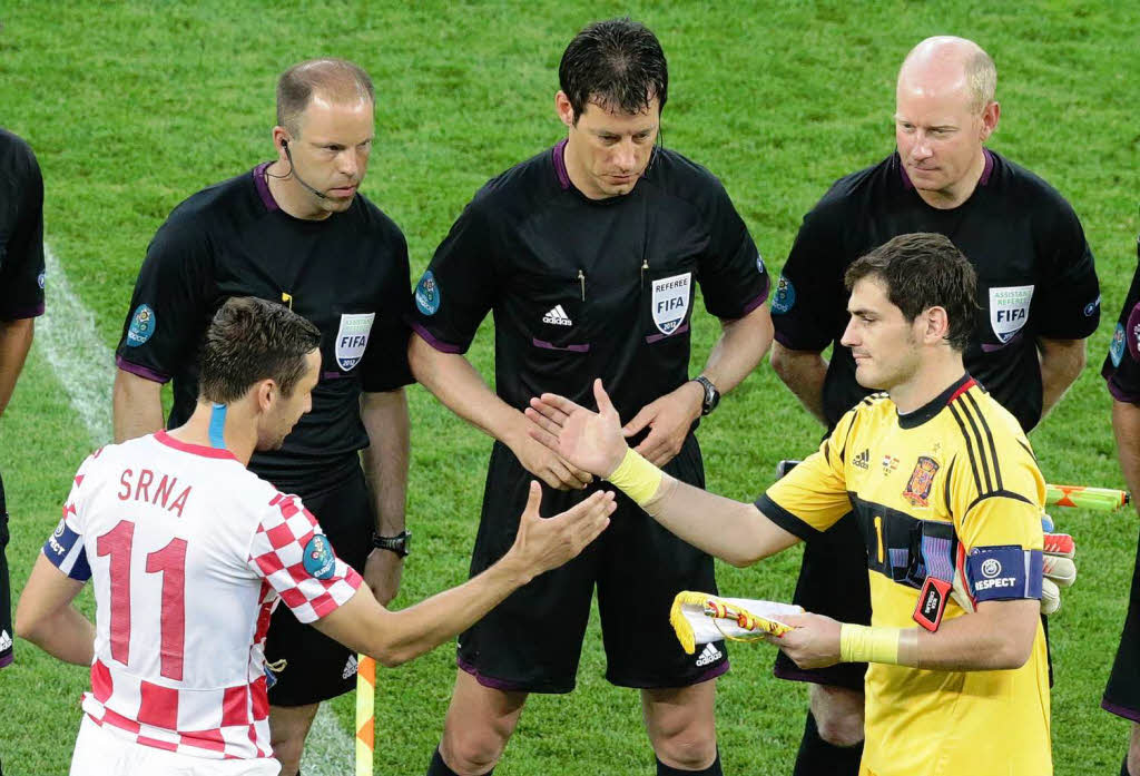 Shakehands zwischen den Kapitnen vor Spielbeginn: Srna (l.) und Casillas.