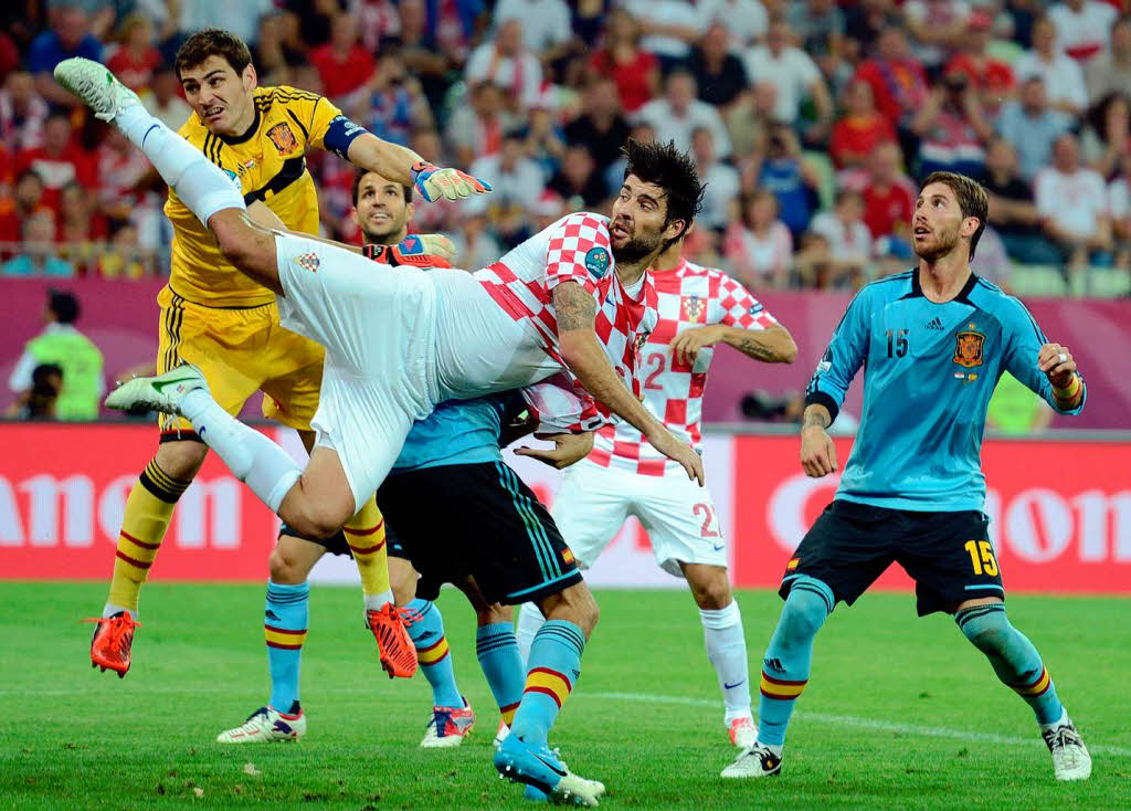 Artistisch: Kroatiens Vedran Corluka im Duell mit Spaniens Keeper Casillas.