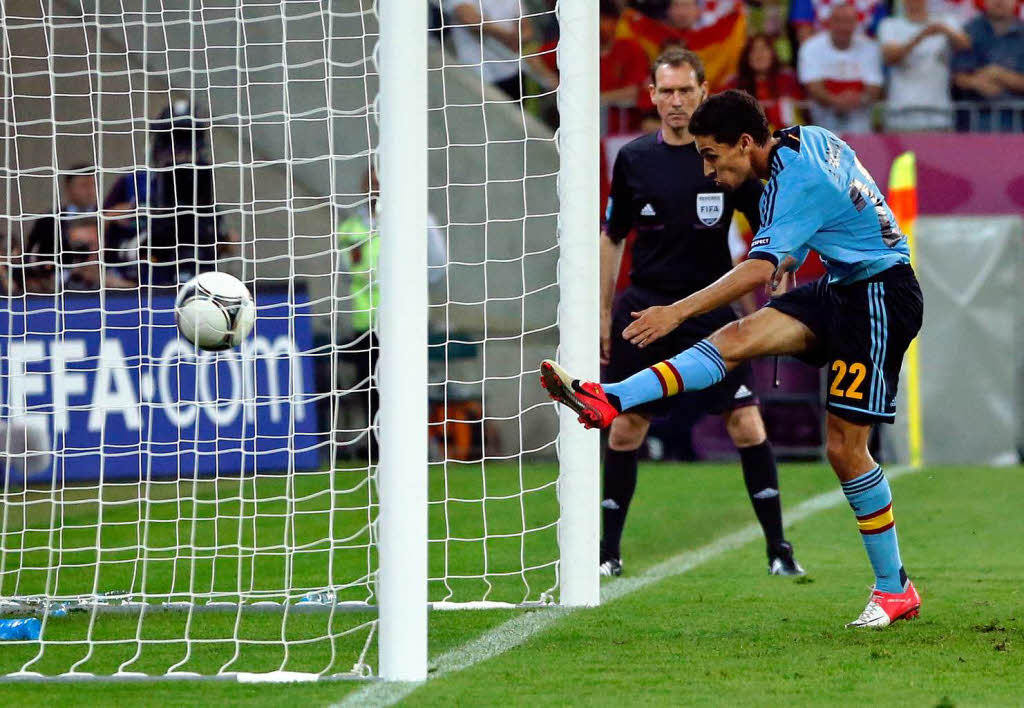 Wenige Minuten vor dem Abpfiff trifft Jesus Navas zum 1:0.