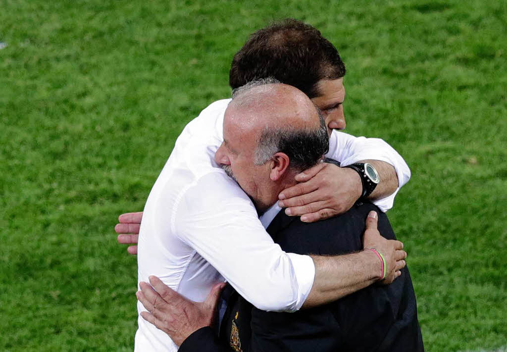 Fair play: Nach Spielende umarmen sich die Trainer Bilic (l.) und del Bosque.