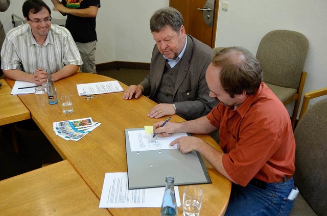 Ralf Volk vom Freundeskreis Schwarzwaldzoo unterzeichnet den Pachtvertrag.  | Foto: Sylvia Timm