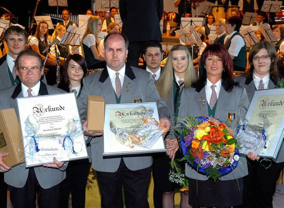 Zahlreiche Musiker wurden fr langjhrige Treue zum Verein geehrt.  | Foto: Jrgen Schweizer