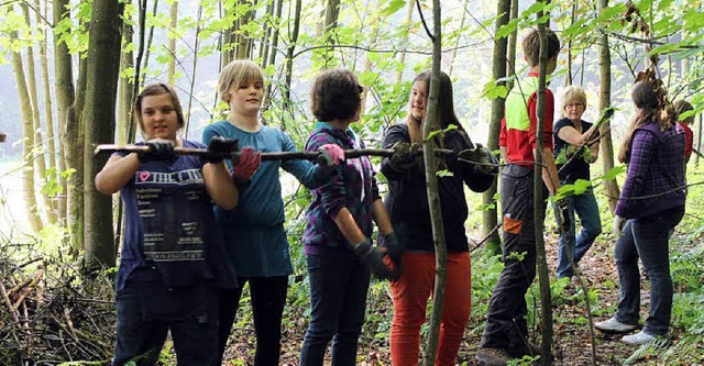 Kinder und Jugendliche legten auch bei Arbeiten im Wald an.   | Foto: Gemeinde