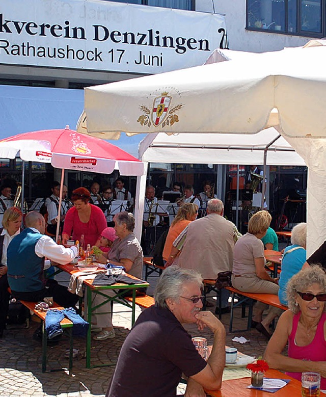 Gesucht war Schatten beim Denzlinger Rathaushock.   | Foto: H. KIefer