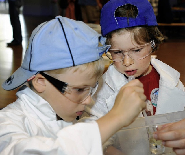 Mit Laborkittel und Schutzbrille: Nachwuchswissenschaftler bei den Science Days.  | Foto: B. Rein