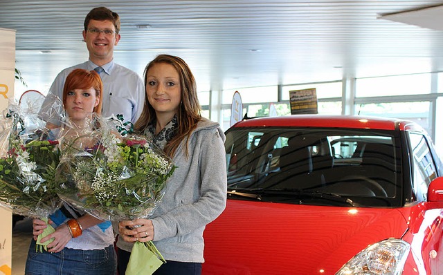 Ein Autohauschef und zwei glckliche A...e Dargatz (links) und Lea Gerspacher.   | Foto: Anja Bertsch