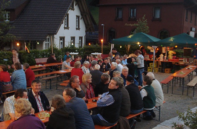 Viele Gste kamen zum Dorfhock des Musikvereins Neuenweg am Samstagabend.   | Foto: Doris Glagau