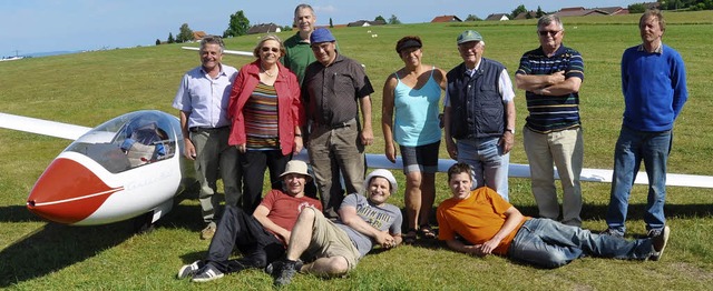 Gruppenbild mit Flugzeug: Dieter Peduz...h ber den neuen Hochleistungssegler.   | Foto: Verein