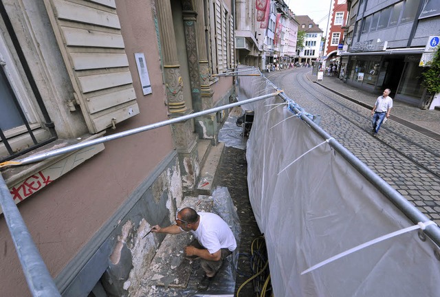 Steinmetz Siegfried Pielich auf Gehweg...z vorm &#8222;Haus zum Herzog&#8220;.   | Foto: Michael Bamberger