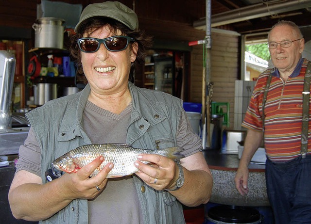 Die Siegerin beim Anfischen des Fische... Petra Schmidt von Borstel mit Rotauge  | Foto: Petra Wunderle