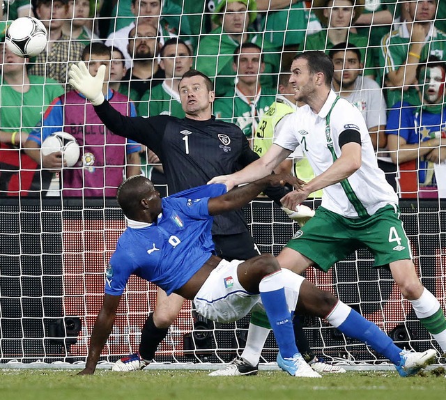 Mit dem Rcken zum Tor trifft Mario Ba...ues Trikot) zum 2:0 fr die Italiener.  | Foto: dapd