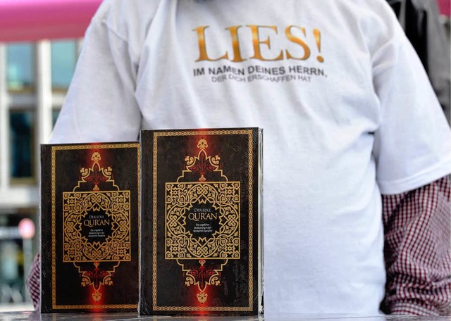 Salafisten verteilten den Koran ffentlich in Fugngerzonen.   | Foto: DAPD