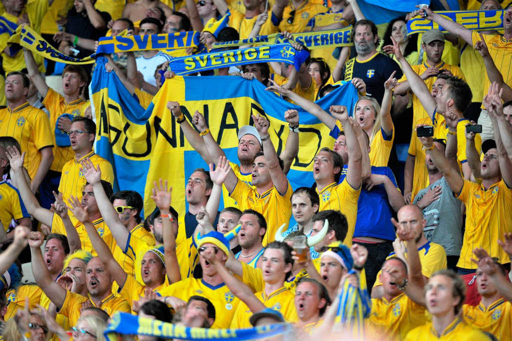 Auch nach zwei Niederlagen untersttzen rund 10 000 schwedische Fans unter den 63 010 Zuschauern ihre engagierte Mannschaft.