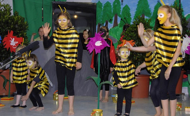 Kindermusical zur 20-Jahr-Feier des Am...selbstbewussten Bienen beim Honig-Rap.  | Foto: Roland Vitt