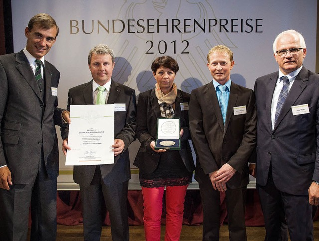 DLG-Prsident Carl-Albrecht Bartmer (l...v.l.), Claudia und Ralf Winterhalter.   | Foto:  DLG