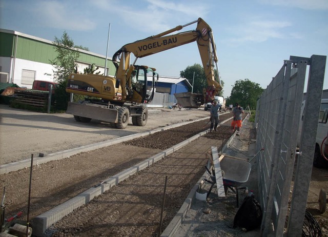 Arbeiter tragen die Schottertragschich...der Fahrbahn der Strae im Bengst ab.   | Foto: Irene Br