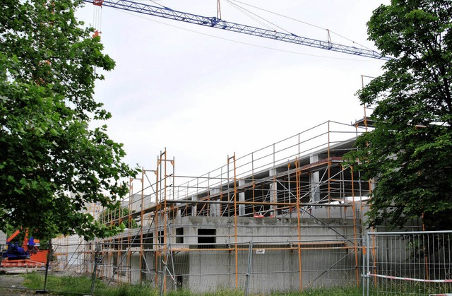 Die neue Denzlinger Sporthalle hat ihr Dach.   | Foto: Helena Kiefer