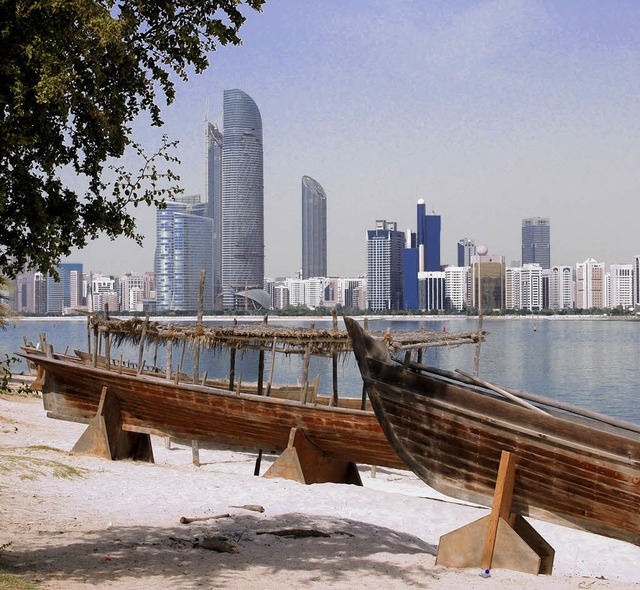 Tradition trifft Moderne:  Holzboote vor der Kulisse von Abu Dhabi   | Foto: Diemar