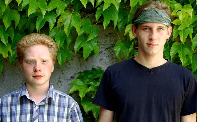 Nico Drzewiecki (links) will sich um e...ressiert sich fr die Holzfachschule.   | Foto: Steinfelder