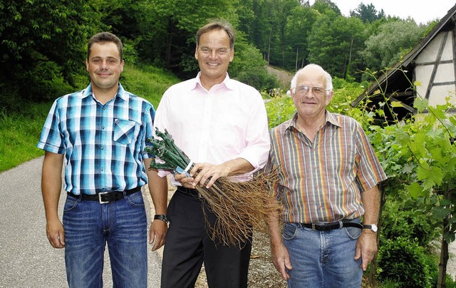 Josef Kiefer (rechts) und Ralf Sester ... Landrat Frank Scherer ihren Hof vor.   | Foto: robert Ullmann