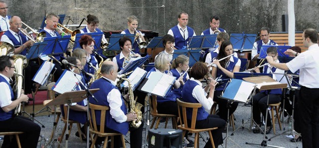 Der Musikverein Ebringen im neu gestal... Freiluftkonzertbereich im Schlosshof.  | Foto: Silvia faller