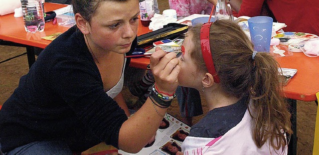 Vielfach, zum Beispiel mit Kinderschmi...andjugend Hierbach ins Dorfleben ein.   | Foto: Steinebrunner