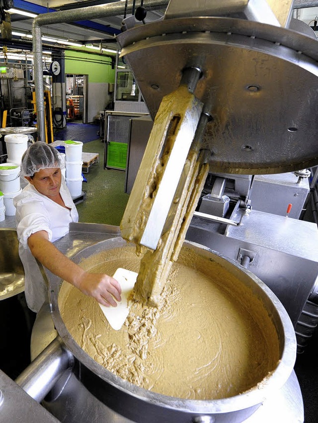 Egbert Federle bereitet bei Tartex vegetarische Pastete zu.   | Foto: Schneider