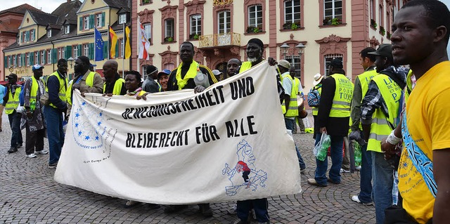 Gestern demonstrierten diese Menschen ...e&#8220; vor dem Offenburger Rathaus.   | Foto: Ralf Burgmaier