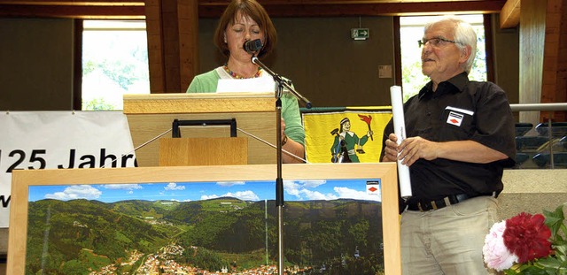Sabine Steinebrunner gratulierte dem S...t, rechts Vorsitzender Hans Herdrich.   | Foto: Karin Maier