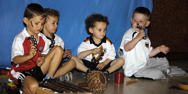 Bei den Kindergartenkindern herrschte ...g beim Patroziniumsfest Fuballfieber.  | Foto: Hans-Walter Mark