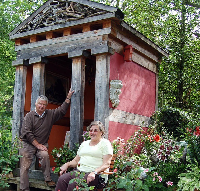 Glck in Rosa: Ingrid und Gerhard Asanger im Garten   | Foto: Petra Wunderle