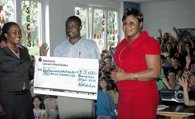 Hilfe fr Afrika : Joan Molindi, Laban...lia Kubondo nahmen 5600 Euro entgegen.  | Foto: Leony  Stabla