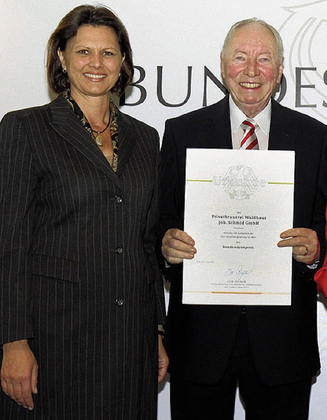 Ministerin  Ilse Aigner  mit Waldhaus-...elmar Schmid bei der Preisverleihung.   | Foto: Klamer