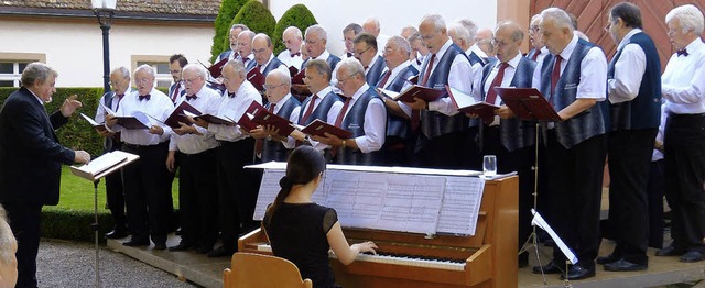 38 Mnnerstimmen bei guter Schlosshofa...unter der Leitung von Rudolph Becker.   | Foto: Sabine Bremer