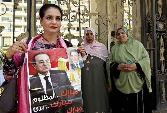 Ein paar verbliebene Anhngerinnen war...enhaus, in dem Mubarak im Koma liegt.   | Foto: AFP
