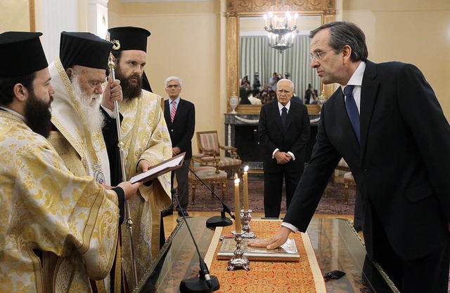 Samaras legt im Beisein von Kirchenfh... Prsidenten Papoulias den Amtseid ab.  | Foto: dpa