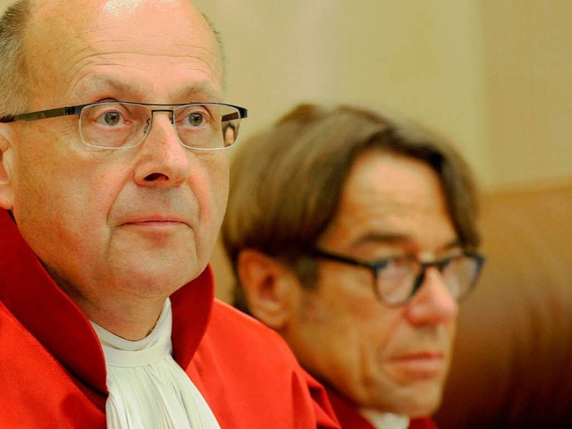 Ferdinand Kirchhof (links) und Reinhar... ber das Asylbewerberleistungsgesetz.  | Foto: dapd