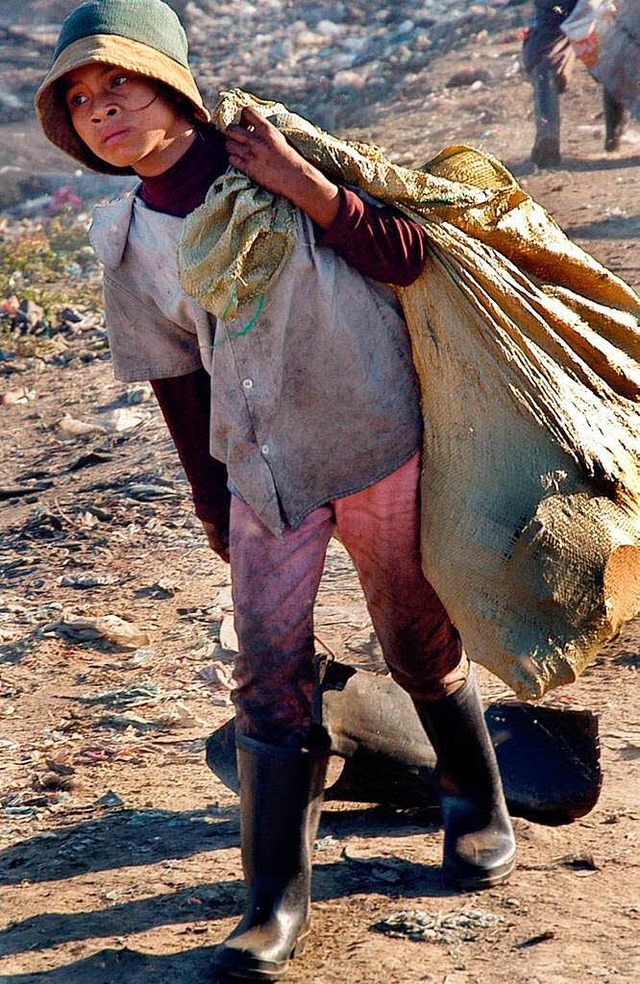 Haben oft am Leben schwer zu tragen: Kind aus Kambodscha   | Foto: dpa