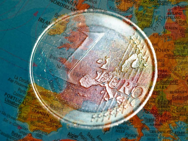 Die Eurokrise legt sich wie ein Schatt...die nun beschlossenen Schritte helfen?  | Foto: dpa