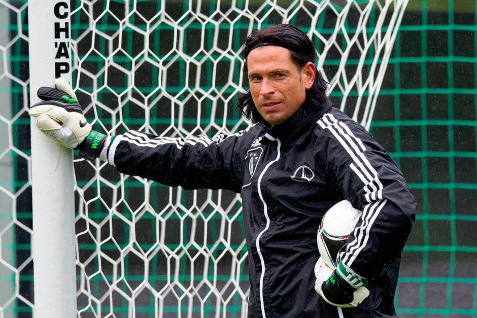 Tim Wiese ist der Facebook-Minimalist unter den deutschen Nationalspielern. Mit 6504 Fans hat er auf Facebook sogar weniger Anhänger als SC-Torwart Oliver Baumann (7200). (Foto: dpa) Tim Wiese ist der Facebook-Minimalist unter den deutschen Nationalspielern. Mit 6504 Fans hat er auf Facebook sogar weniger Anhänger als SC-Torwart Oliver Baumann (7200). (Foto: dpa)