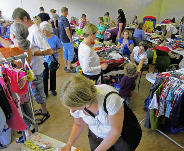 Viel Betrieb herrschte beim Kindersach...ngelischen Gemeindehaus in Kenzingen.   | Foto: Reiner Merz