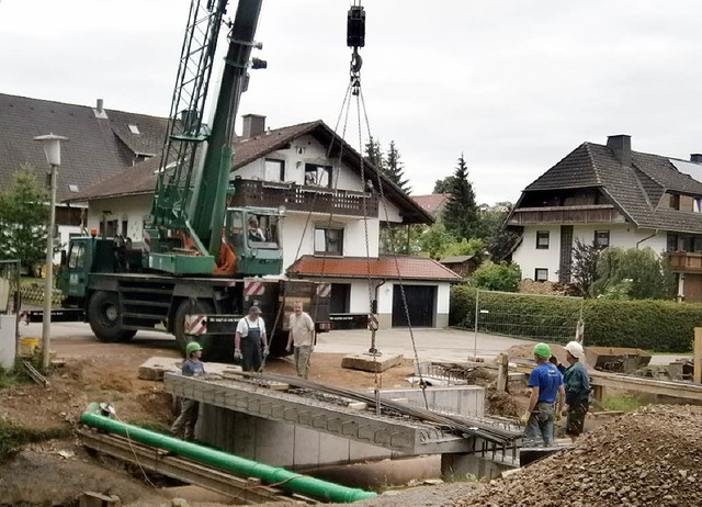 Die  Fertigbetonteile werden derzeit i...ke am Kurpark in Rtenbach eingebaut.   | Foto: Liane Schilling